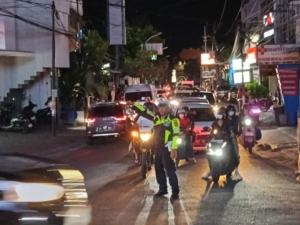 Urai Kepadatan Lalin  Personel Polsek Kuta Utara Lakukan Pengaturan Di Simpang Batu Belig