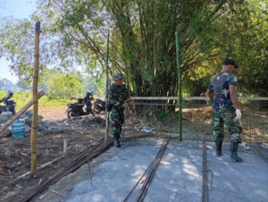 Gotong Royong TNI dan Warga Wujudkan Jembatan Impian
