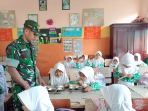 TNI Pastikan Distribusi Makan Bergizi Gratis Berjalan Lancar di Kecamatan Raba