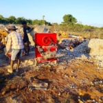 Babinsa Koramil Batutua Pastikan Keamanan Pengecoran Tiang Cakar Ayam di KDKMP Desa Oelolot