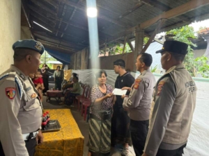 Polres Bandara Ngurah Rai Tunjukkan Solidaritas, Melayat ke Rumah Duka Orang Tua Anggota