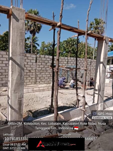 Babinsa 1627-01/Baa Pastikan Pekerjaan Pemasangan Besi Slof Berjalan Aman dan Lancar