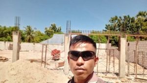 Babinsa Desa Batutua Pastikan Pemasangan Mal Ring Balok Berjalan Lancar dan Aman