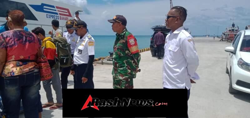 Babinsa Pantau Kapal EXPRES BAHARI 8E Tiba dan Berlayar dari Pelabuhan Ba’a