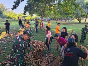 Aksi Nyata Muspika Sawan, Bersama Warga Bersihkan Pantai Desa Kerobokan