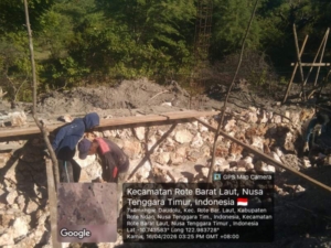 Pemasangan Fondasi Koperasi Desa Tualima Berjalan Lancar Berkat Pengawasan Babinsa