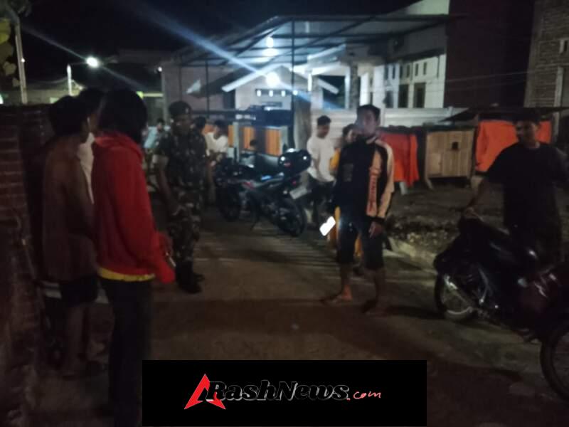 Patroli Malam Babinsa Seteluk, Tingkatkan Keamanan Lingkungan