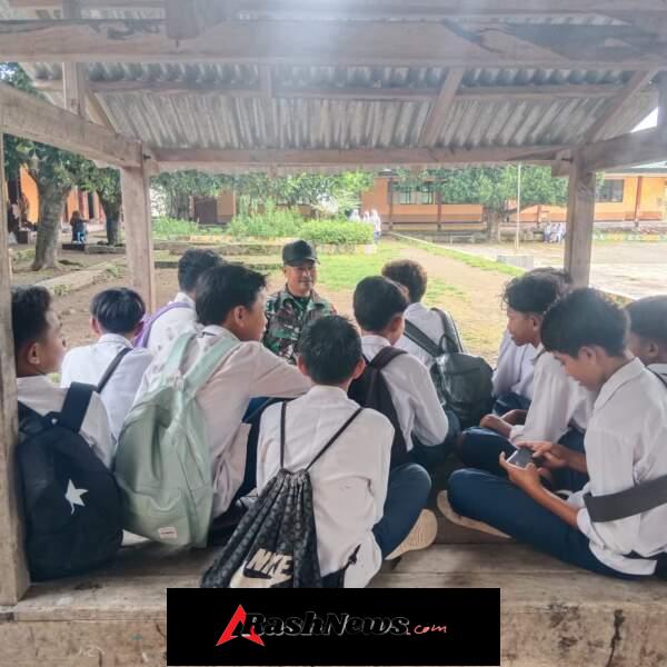 Dekatkan Diri ke Pelajar, Babinsa Hu’u Tanamkan Disiplin dan Semangat Sekolah