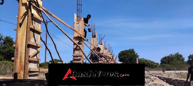 Pengecoran Kolom Pedestal di Desa Oenggaut Berjalan Lancar dengan Pengawasan Babinsa
