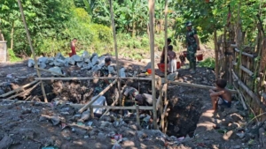Dari Warga hingga Anak- anak Semua Turun Tangan Bangun Jembatan di Dompu