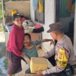 Bhabinkamtibmas Desa Pecatu Jalin Kedekatan dengan Warga Disabilitas Melalui Penyerahan Sarana Kontak