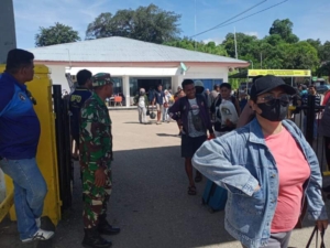 Koramil 1627-02/PB Jaga Keamanan Keberangkatan Kapal di Pelabuhan Pantai Baru, Rote Ndao