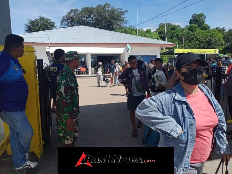 Koramil 1627-02/PB Jaga Keamanan Keberangkatan Kapal di Pelabuhan Pantai Baru, Rote Ndao