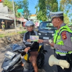 Satlantas Polres Klungkung Gencarkan Penerangan Keliling di Simpang Galiran.