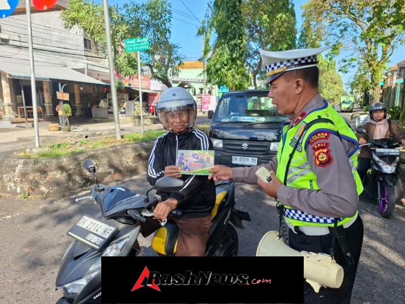 Satlantas Polres Klungkung Gencarkan Penerangan Keliling di Simpang Galiran.