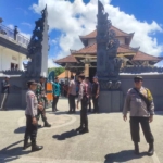 Polsek Nusa Penida Amankan Kegiatan Sosial Ketua TP PKK Provinsi Bali di Batukandik.