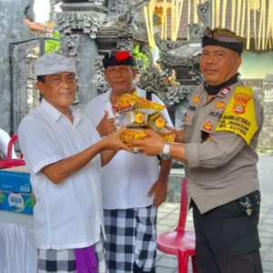 Jalin Silaturahmi, Bhabinkamtibmas Desa Ungasan Hadiri Upacara Melaspas