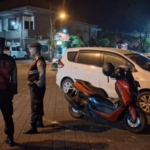 Sapa Warga di Malam Hari, Patroli Biru Polres Badung Hadir di Pasar Senggol
