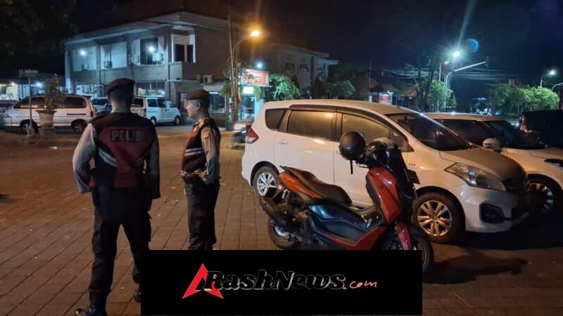 Sapa Warga di Malam Hari, Patroli Biru Polres Badung Hadir di Pasar Senggol