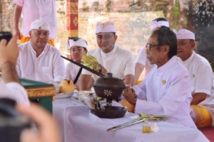 Kapolres Karangasem Hadiri Ritual Penyucian Keris Pusaka di Puri Agung Karangasem