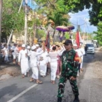 Kawal Upacara Melasti, Babinsa Ped Hadir Ditengah Warga Wujudkan Rasa Aman Dan Nyaman
