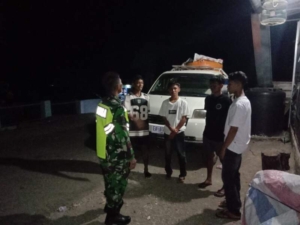 Patroli Siskamling Babinsa Donggo Tekankan Harmoni Sosial dan Pencegahan Kenakalan Remaja