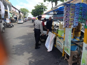 Hadir di Tengah Aktivitas Masyarakat, Samapta Polsek Mengwi Laksanakan Patroli Dialogis di Pasar Mengwi
