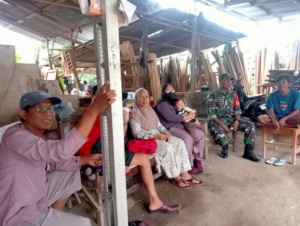Babinsa Desa Beru Laksanakan Patroli Wilayah dan Komsos Jaga Keamanan Desa