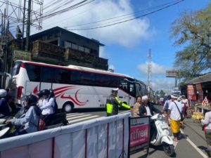 Polsek Kintamani Hadirkan Rasa Aman dan Nyaman bagi Pemedek di Pura Batur