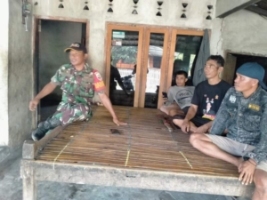 Sertu Junaidin Sambangi Warga, Bangun Kedekatan Melalui Komsos
