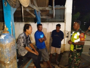 Serka Ridwan dan Tim Ajak Masyarakat Jaga Keamanan Malam Hari di Desa Sumi