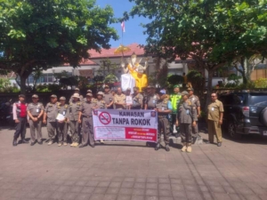 Anggota Koramil 1623-01/Karangasem Ikuti Patroli Gabungan Penegakan Kawasan Tanpa Rokok di Kecamatan Karangasem