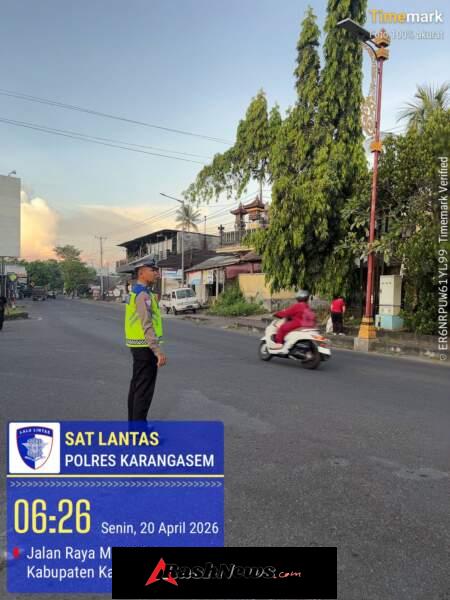 Unit Turjawali Sat Lantas melaksanakan Pengaturan dan Penjagaan di Pos 3 Patung Salak Jasri