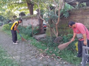 Personil Bhabinkamtibmas Desa Dauh Puri Kaja Ikuti Kegiatan Bersih-Bersih Bersama Masyarakat