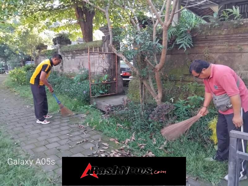Personil Bhabinkamtibmas Desa Dauh Puri Kaja Ikuti Kegiatan Bersih-Bersih Bersama Masyarakat