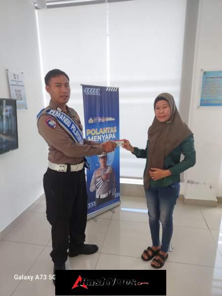 Penyerahan SIM terhadap pemohon SIM di Satpas Polres Karangasem