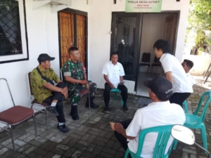 Jalin Kebersamaan, Babinsa Tapir Gelar Komsos dengan Perangkat Desa