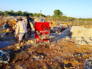 Babinsa Kopda Otnial Bofe Pastikan Kelancaran Pengecoran Tiang Cakar Ayam di Desa Oelolot