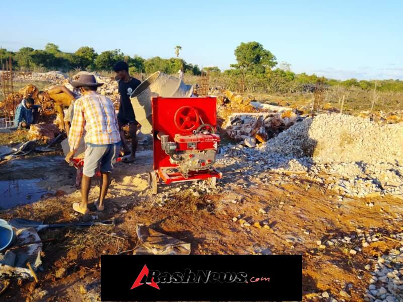 Babinsa Kopda Otnial Bofe Pastikan Kelancaran Pengecoran Tiang Cakar Ayam di Desa Oelolot