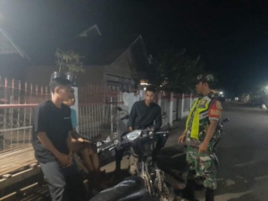 Sinergi Babinsa dan Warga Pastikan Keamanan Lingkungan Malam Hari di Bima