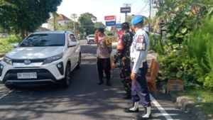 Kompak Dan Solid, TNI Polri Dan Pecalang Di Desa Akah Amankan Upacara Ngangget Don Bingin