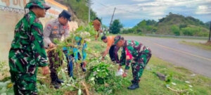 Puluhan Warga dan Aparat Gelar Gotong Royong di Tugu Perbatasan Poto Tano