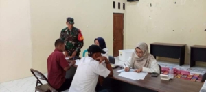 Babinsa Kelurahan Bugis Dampingi Pembagian Kartu KSB Maju Gelombang III
