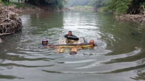 Aksi Prajurit Seberangi Sungai Demi Jembatan Desa