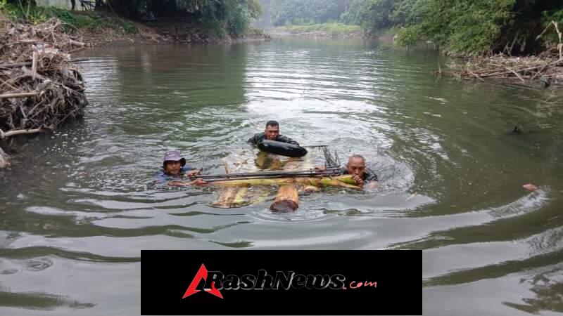 Aksi Prajurit Seberangi Sungai Demi Jembatan Desa