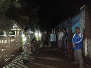 Babinsa Bersama Aparat Desa Ajarkan Pengendalian Emosi pada Remaja di Patroli Malam