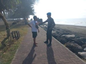 Giat Sambang Dan Himbauan Keamanan Oleh Satpolairud Polres Gianyar Di Pantai Masceti