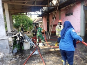 Koptu Darmawan Bersama Warga dan Damkar Jinakkan Api dalam 1 Jam