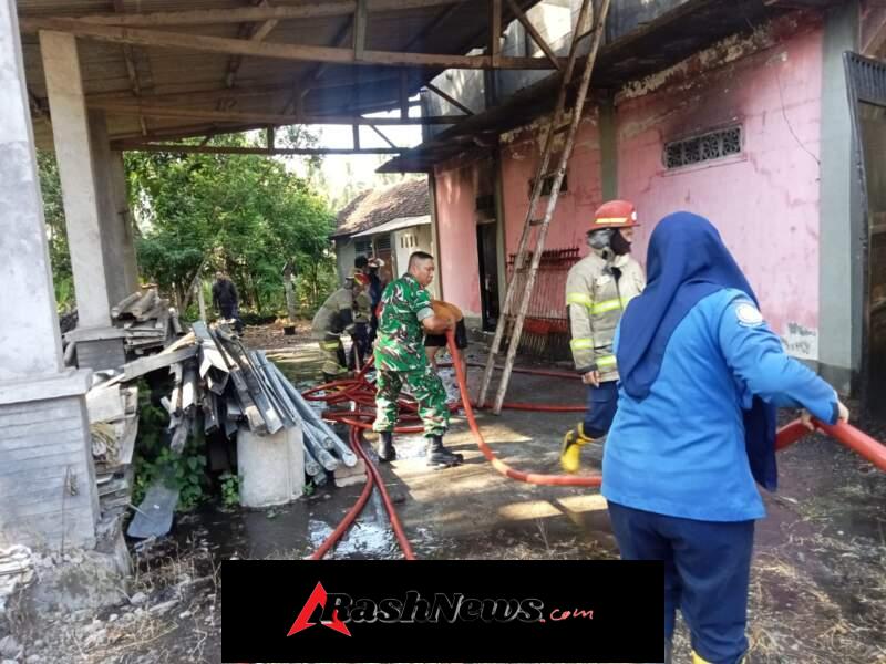 Koptu Darmawan Bersama Warga dan Damkar Jinakkan Api dalam 1 Jam