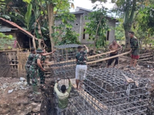 Kodim 1614/Dompu dan Warga Desa Nowa Bersatu Angkat Pondasi Jembatan